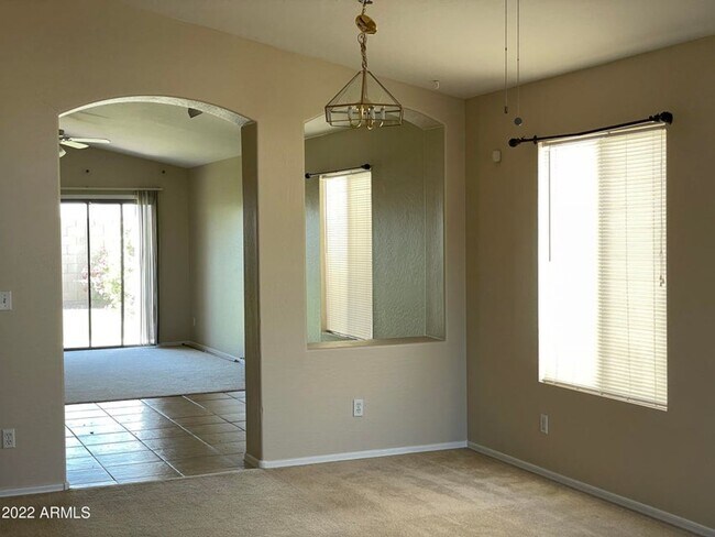 Building Photo - Spacious 3 bedroom home in El Mirage!