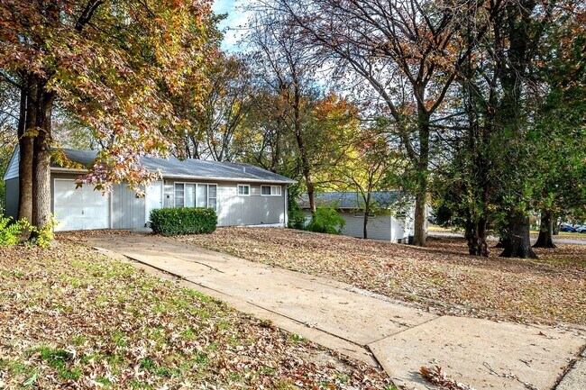 Building Photo - Charming Mid-Century Home with Basement and Fenced Backyard!