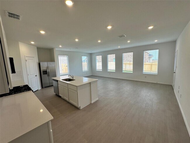 Building Photo - 281 Seven Seas Dr