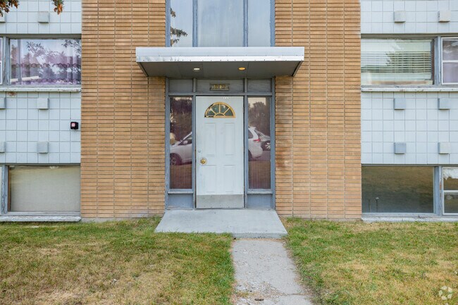 Building Photo - Westbrook Mallside Apartments