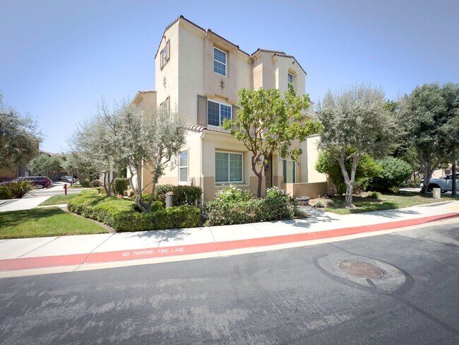 Building Photo - Beautiful South Temecula Townhome in the G...