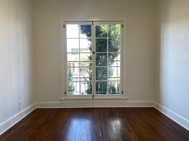 Foto del edificio - 3000 Kenwood Ave