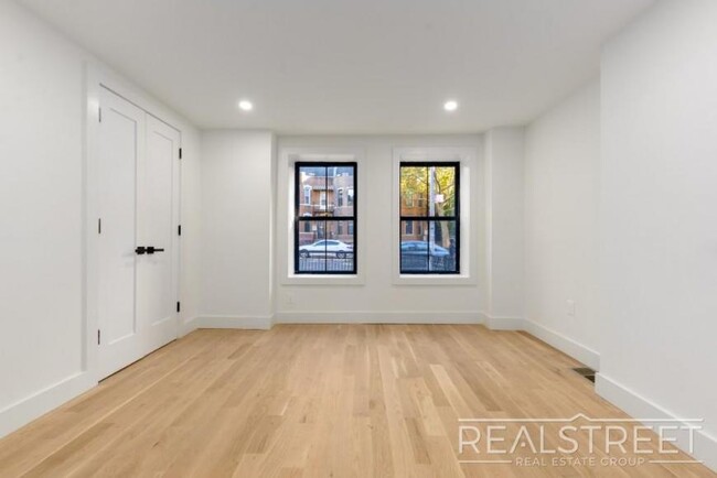 Foto del edificio - 3 bedroom in BROOKLYN NY 11233