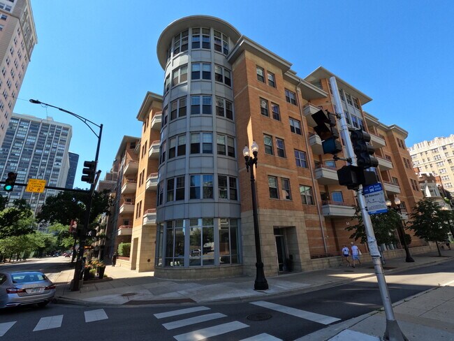Building Photo - 5556 N Sheridan Rd