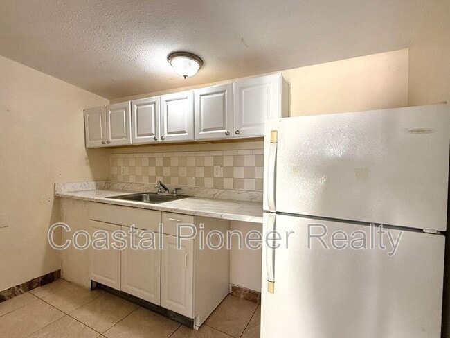Building Photo - 2106 N Himes Ave