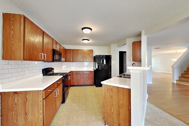 Foto del edificio - 7030 Maple Park Ln