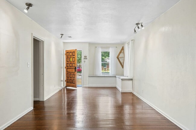 Building Photo - 212 SE Kalash Rd