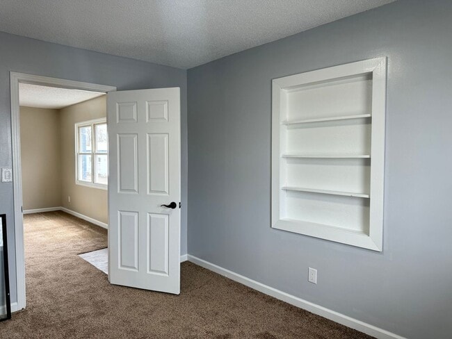 Building Photo - Talk about CONVENIENT! 3bdr/1ba apartment....