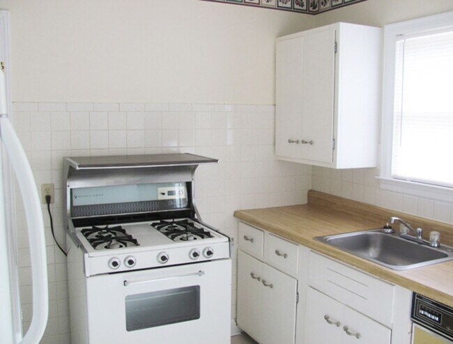 Building Photo - Nice 2 BR Duplex near Southland Drive! HW ...