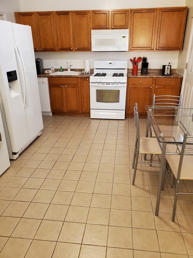 Kitchen - 3034 N Drake Ave
