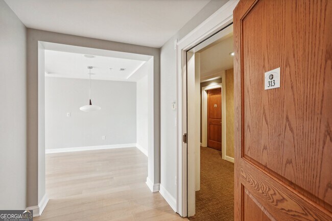 Foto del edificio - 250 Park Ave W NW