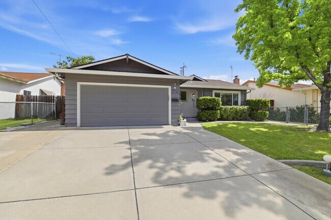 Building Photo - 1714 Woodridge Way