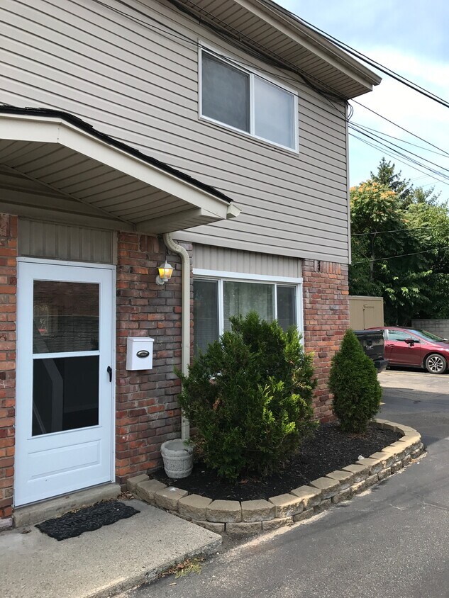 Foto principal - 266 W 14 Mile Rd