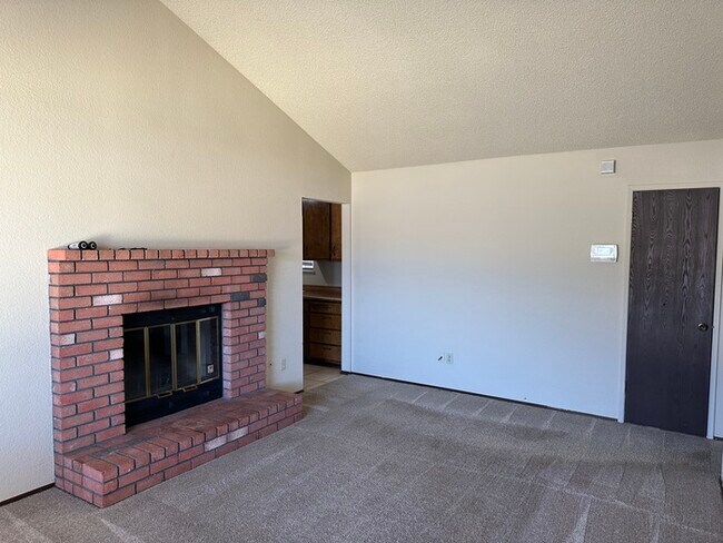 Building Photo - Modesto Cozy 3 Bedroom 2 Bath 2 Car Garage...