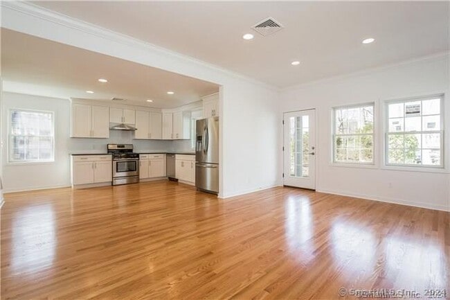 Building Photo - 17 Oenoke Pl