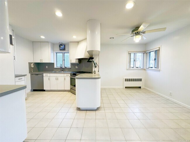 Foto del edificio - 69-44 Cloverdale Blvd