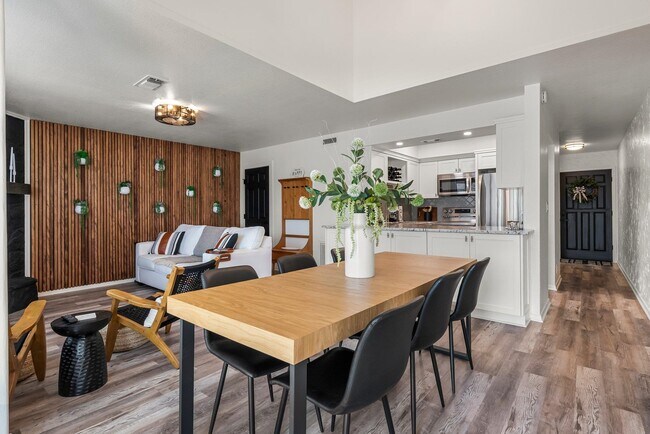 Building Photo - 200 Free Rein