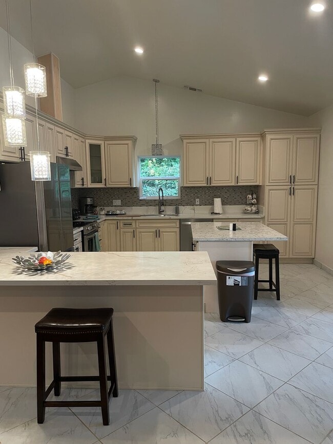 Building Photo - 94094 Hilltop Dr