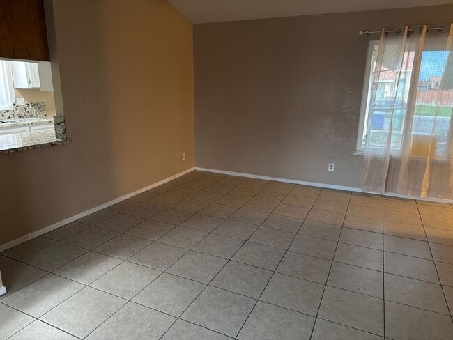 Building Photo - 2127 Park View Dr