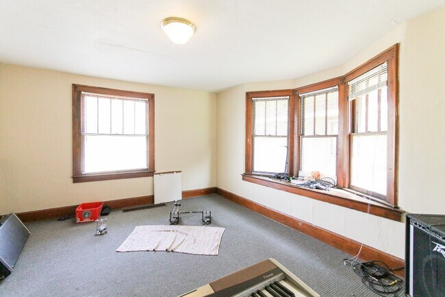 Building Photo - PRELEASING for AUGUST! Dishwasher Included