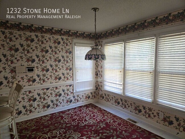 Foto del edificio - 1232 Stone Home Ln