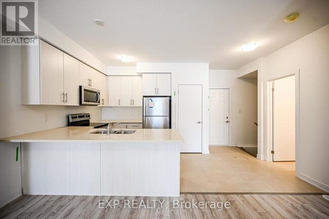 Photo du bâtiment - 590-590 N Service Rd
