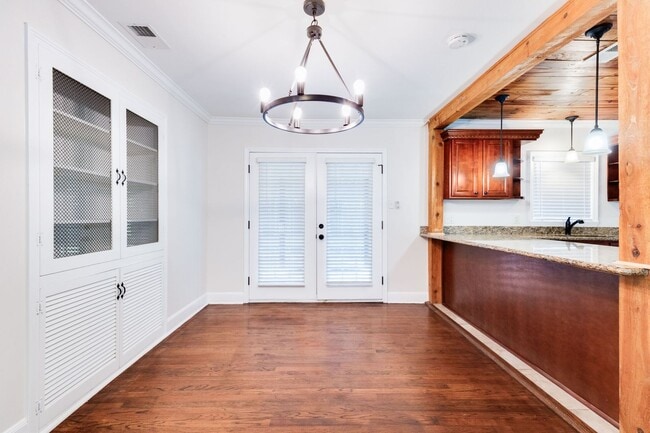Building Photo - Charming 4 bedroom with Huge Outdoor Works...