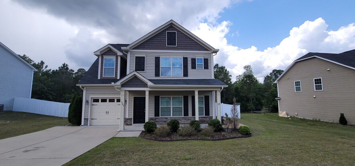 Foto principal - Spacious 4 Bedroom, 2.5 Bath Two-story Hom...