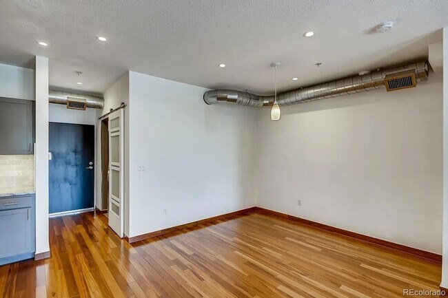 Building Photo - Top Level One Bedroom Condo in Rhino
