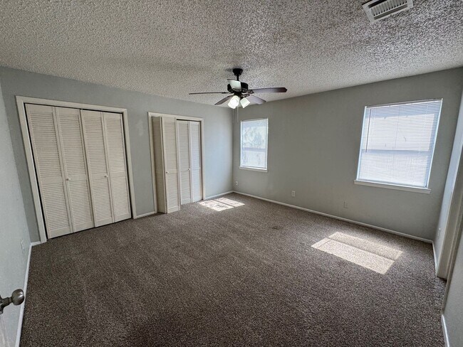 Foto del edificio - Spacious Townhome