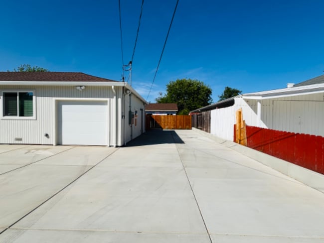 Building Photo - 5037 Kenmore Dr