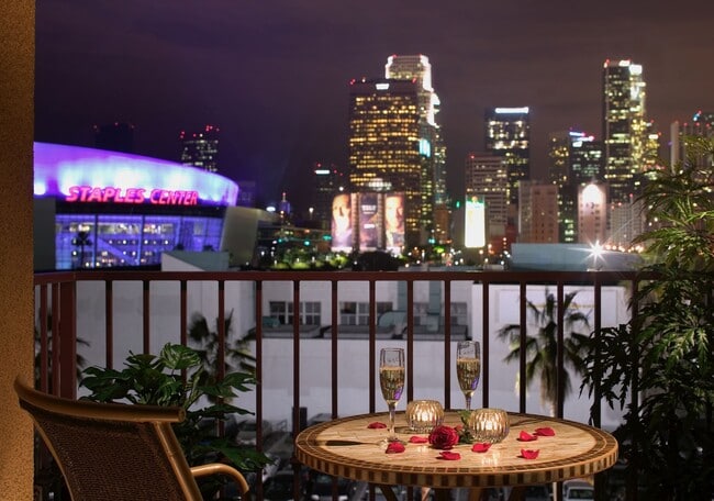 Building Photo - City Lights on Fig