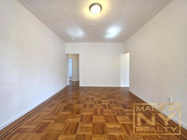 Foto del edificio - 2 bedroom in SUNNYSIDE NY 11104