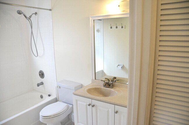Foto del edificio - 3355 Jaywood Terrace