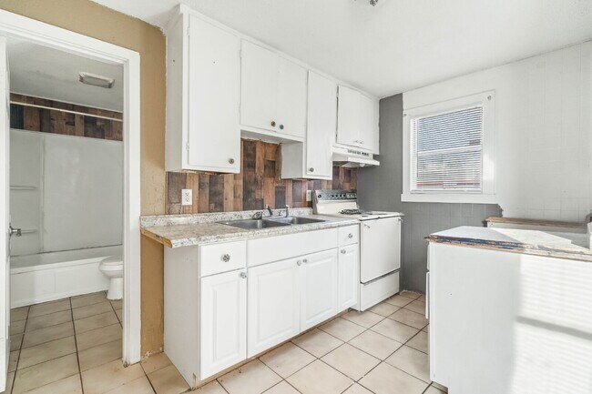 Building Photo - Cozy Efficiency w/ ALL BILLS PAID