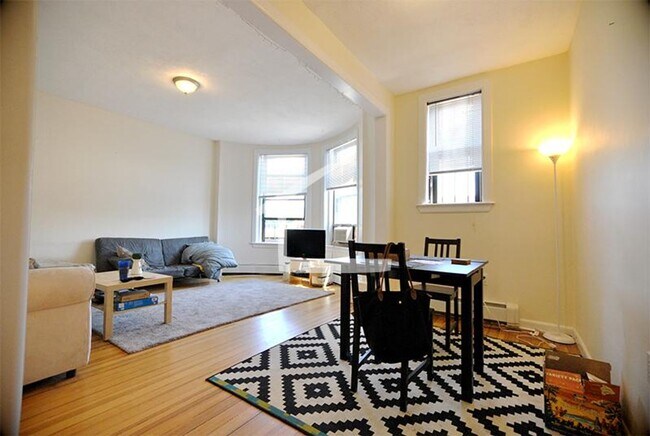 Building Photo - Unique and unique apartment...