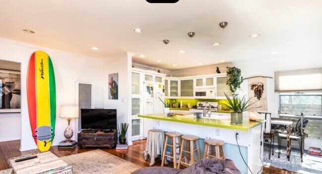 Building Photo - 750 Vernon Ave