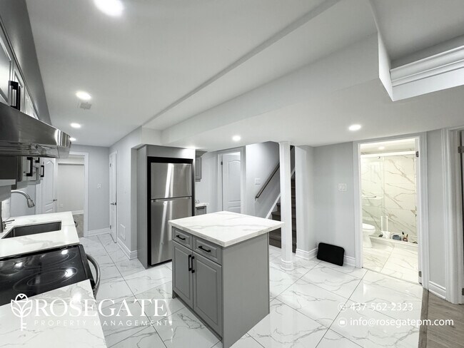 Photo du bâtiment - Modern 2-Bedroom Basement Apartment with H...