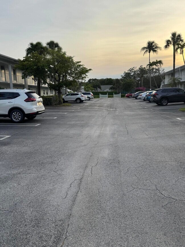 Foto del edificio - 2460 SW 22nd Ave