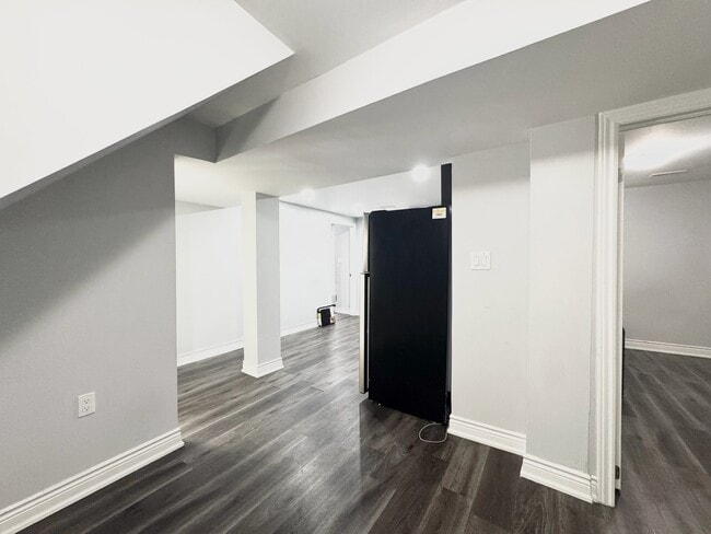 Building Photo - 1 BED - 1 BATH - MISSISSAUGA - BASEMENT