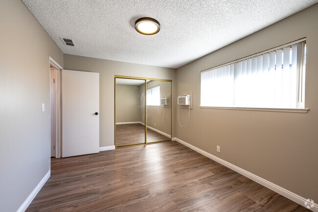 2BR, 1BA - 825SF - Secondary Bedroom - Mayfield Park