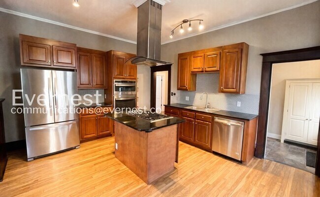 Foto del edificio - 3 Bed/2 Bath Home with Fenced Yard / Pet-Friendly / Available Now!