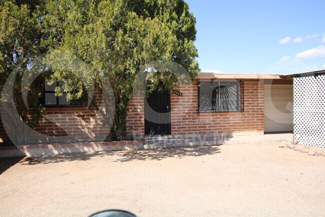 Building Photo - 2 Bedroom/1 Bath Tucson Home!
