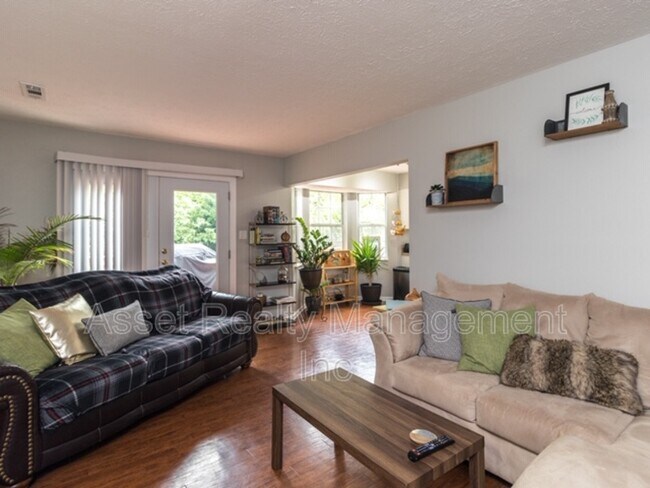 Foto del edificio - 9009 Tall Timber Dr