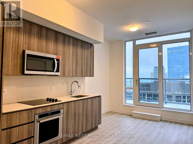 Building Photo - 15 Richardson St