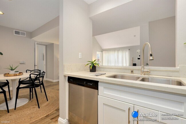 Building Photo - 2 br, 2 bath Condo - 435 E Tamarack Ave Un...