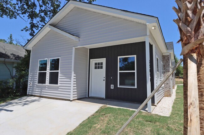 Foto del edificio - Student-Friendly 4BR/4BA Home in Downtown ...
