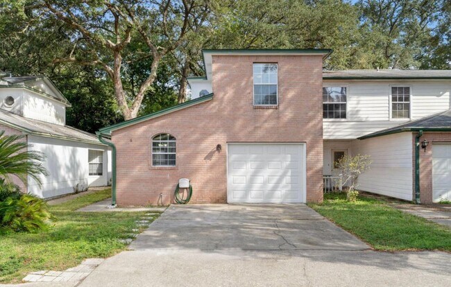 Foto del edificio - 1810 Hurlburt Rd