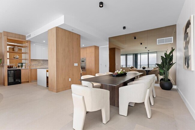 Building Photo - 700 NE 24th St