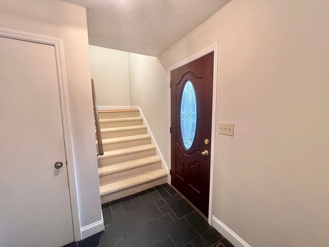 Foto del edificio - Newly Renovated 3BD, 2.5BA North Raleigh Home on a Private Lot in a Prime Location Near Shopping,...